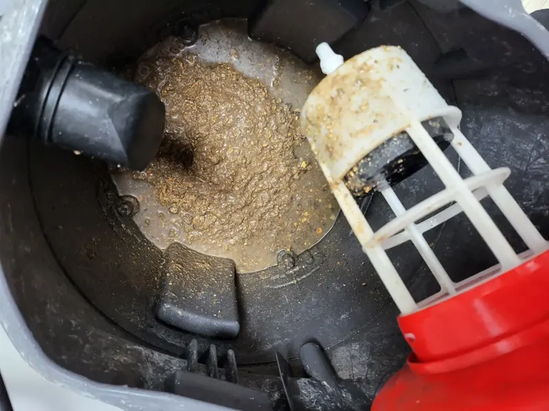 여수 석션 통 안에 모인 음식물 찌꺼기